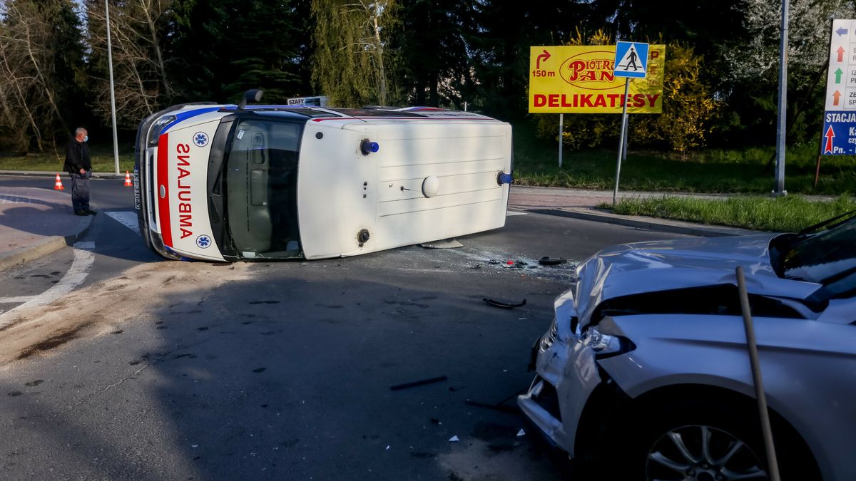 Nawet jeśli karetka czy radiowóz jedzie z sygnałami uprzywilejowania, odpowiedzialność za wypadek często spada na barki jego kierowcy