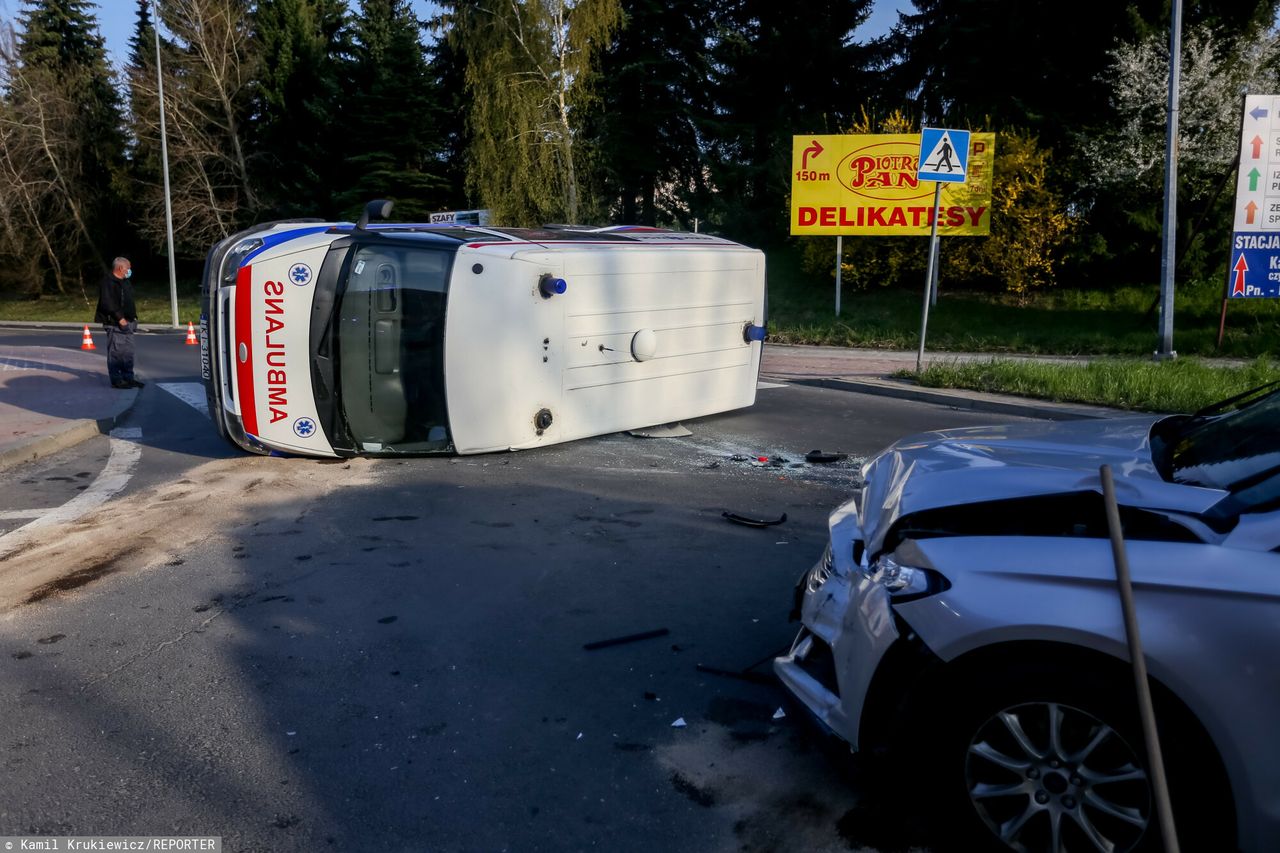 Nawet jeśli karetka czy radiowóz jedzie z sygnałami uprzywilejowania, odpowiedzialność za wypadek często spada na barki jego kierowcy