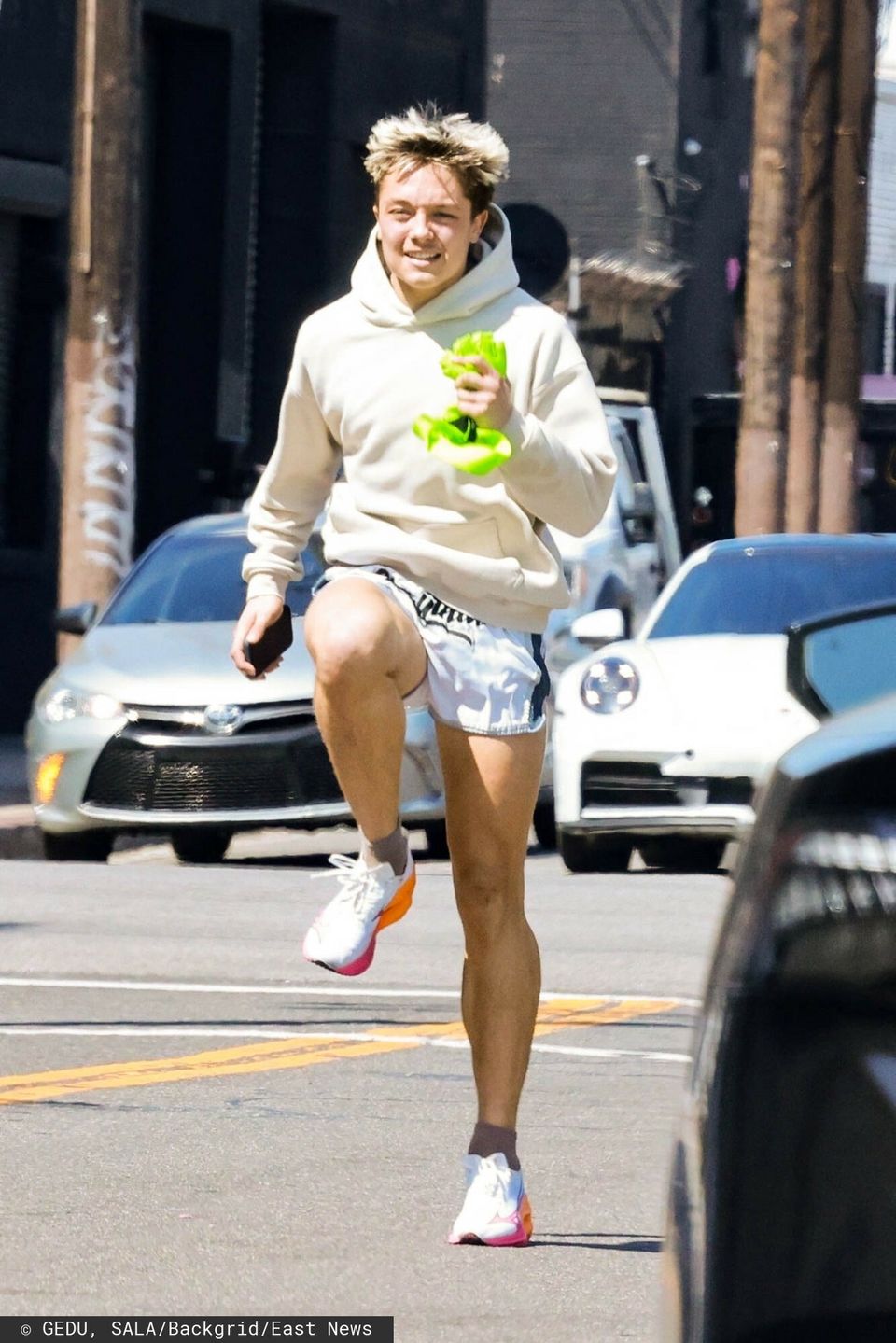 Knox Jolie-Pitt podczas lekcji muay thai*EXCLUSIVE* Los Angeles, CA   Brad Pitt & Angelina Jolie's son Knox Leon Jolie-Pitt is spotted leading his Muay Thai class during an intense workout on the streets of Los Angeles.Pictured: Knox Leon Jolie -PittBACKGRID USA 12 APRIL 2026 USA: +1 310 798 9111 / usasales@backgrid.comUK: +44 208 344 2007 / uksales@backgrid.com*UK Clients - Pictures Containing ChildrenPlease Pixelate Face Prior To Publication*GEDU, SALA