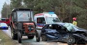 Dąbrowa Wronowska: Rozbity opel i ciągnik w rowie
