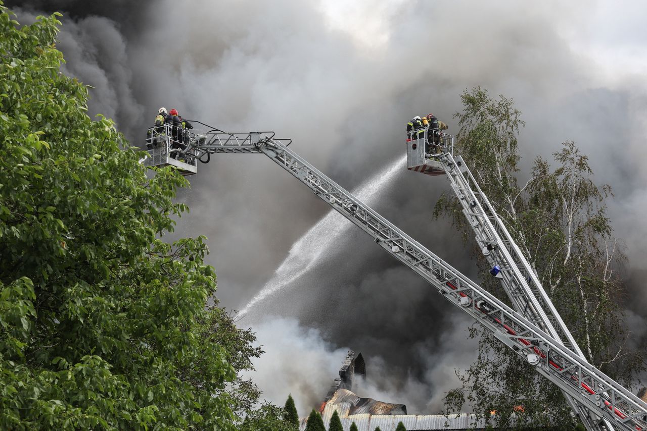 Pożar zakładu w Sulejówku. Na miejsce wysłano ok. 80 strażaków