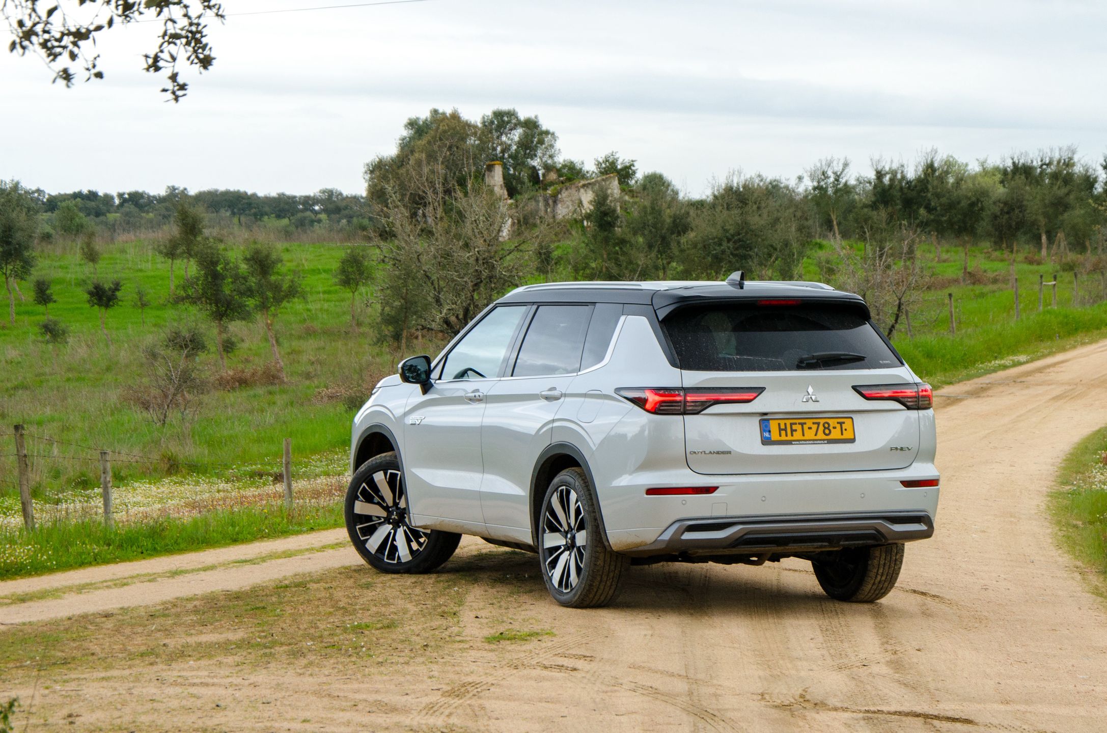Mitsubishi Outlander PHEV (2025)