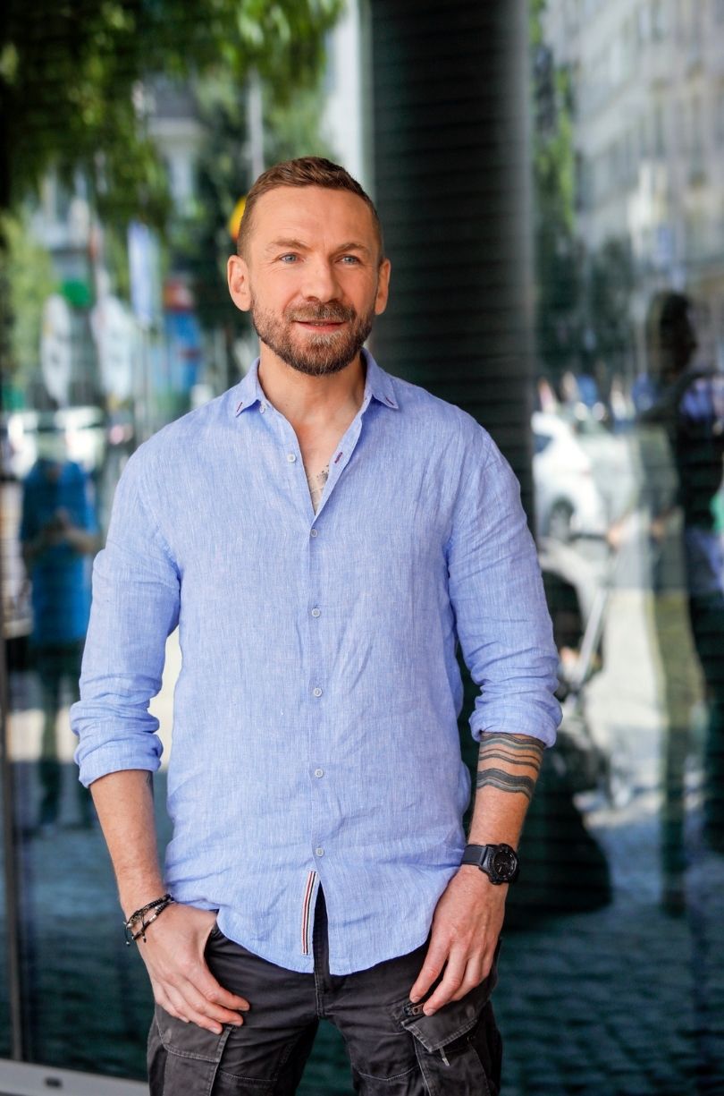 Przemek Kossakowski pozuje pod studiem "Dzień Dobry TVN"