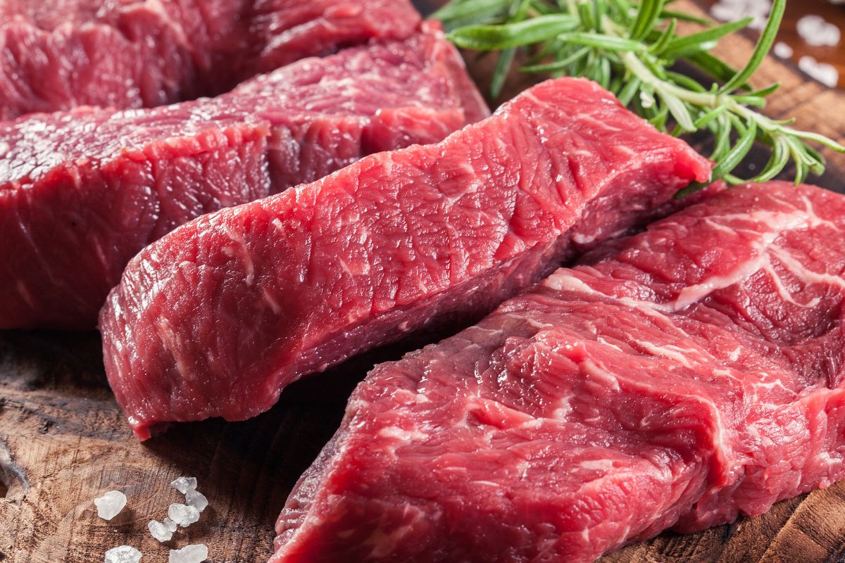 Wielu straszy tym mięsem, a może przynieść korzyści seniorom. Badania to potwierdzają