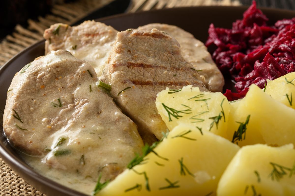 Kroję w plastry i delikatnie ubijam. W sosie to mięso smakuje najlepiej