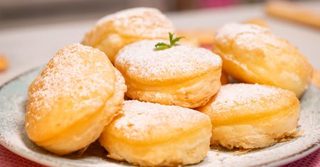 Ekspresowe pączki z ciasta francuskiego. Niezawodny przepis na tłusty czwartek