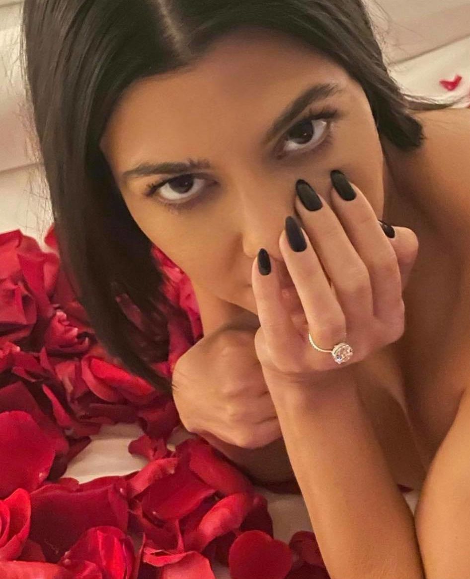 Kourtney Kardashian chwali się pierścionkiem zaręczynowym