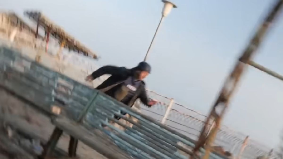 Dziennikarz musiał uciekać w trakcie relacji na żywo.