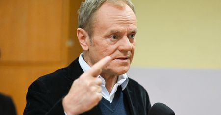 Tusk zirytowany zachowaniem Dudy za granicą. "Niestworzone rzeczy"