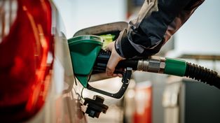 Rok tankowali za darmo. Potężne straty. Grozi im 10 lat więzienia