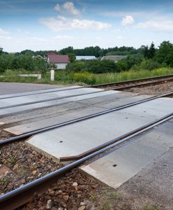 Szymanowice. Samochód zawisł na torowisku. Groźne zdarzenie na przejeździe kolejowym