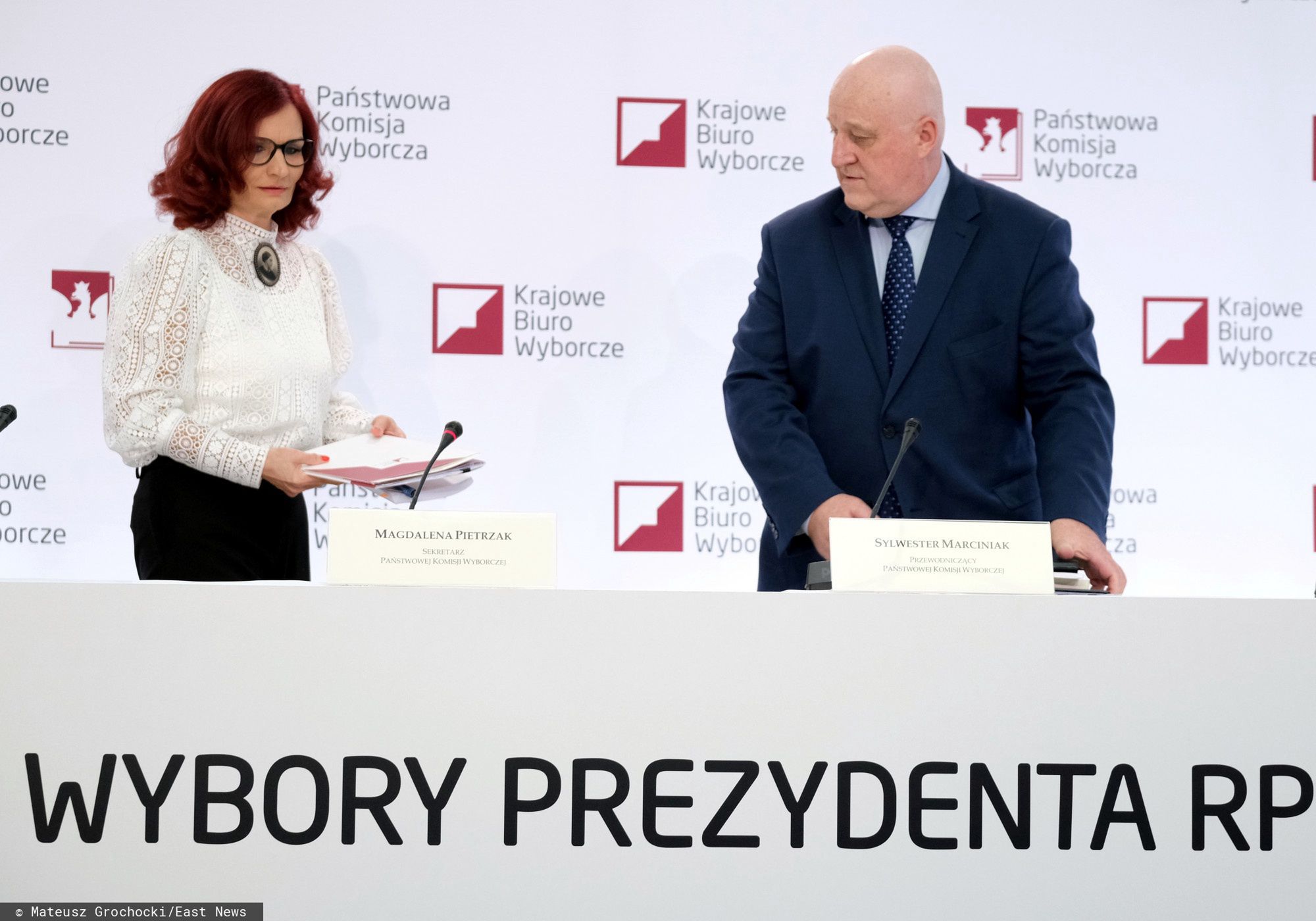 Magdalena Pietrzak z dużą broszką