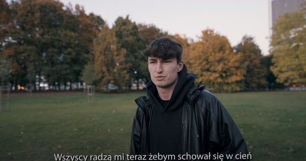 TYLKO NA PUDELKU: Ekspert od mowy ciała ocenia łzawy film Marcina Dubiela: "Nakręcony materiał jest CZYSTĄ MANIPULACJĄ"