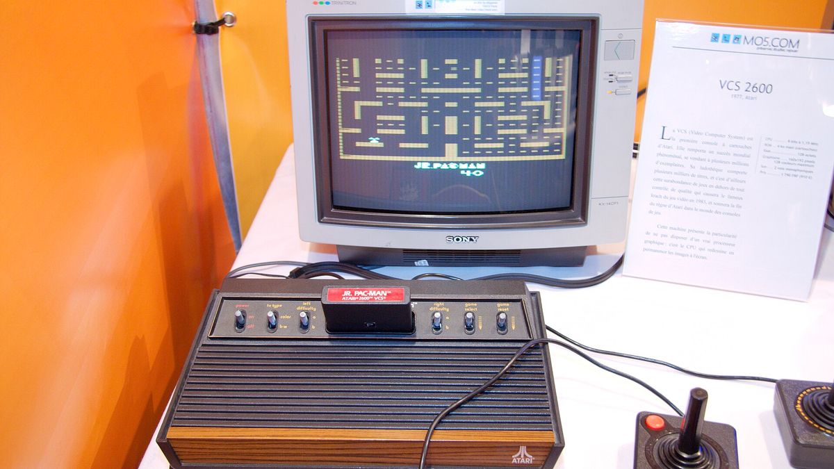 System Atari 2600 z dwoma dżojstikami, kartridżem z grą Jr.Pac M