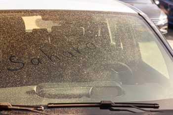 Pojawił się nad Tatrami. Żółty nalot na śniegu i samochodach