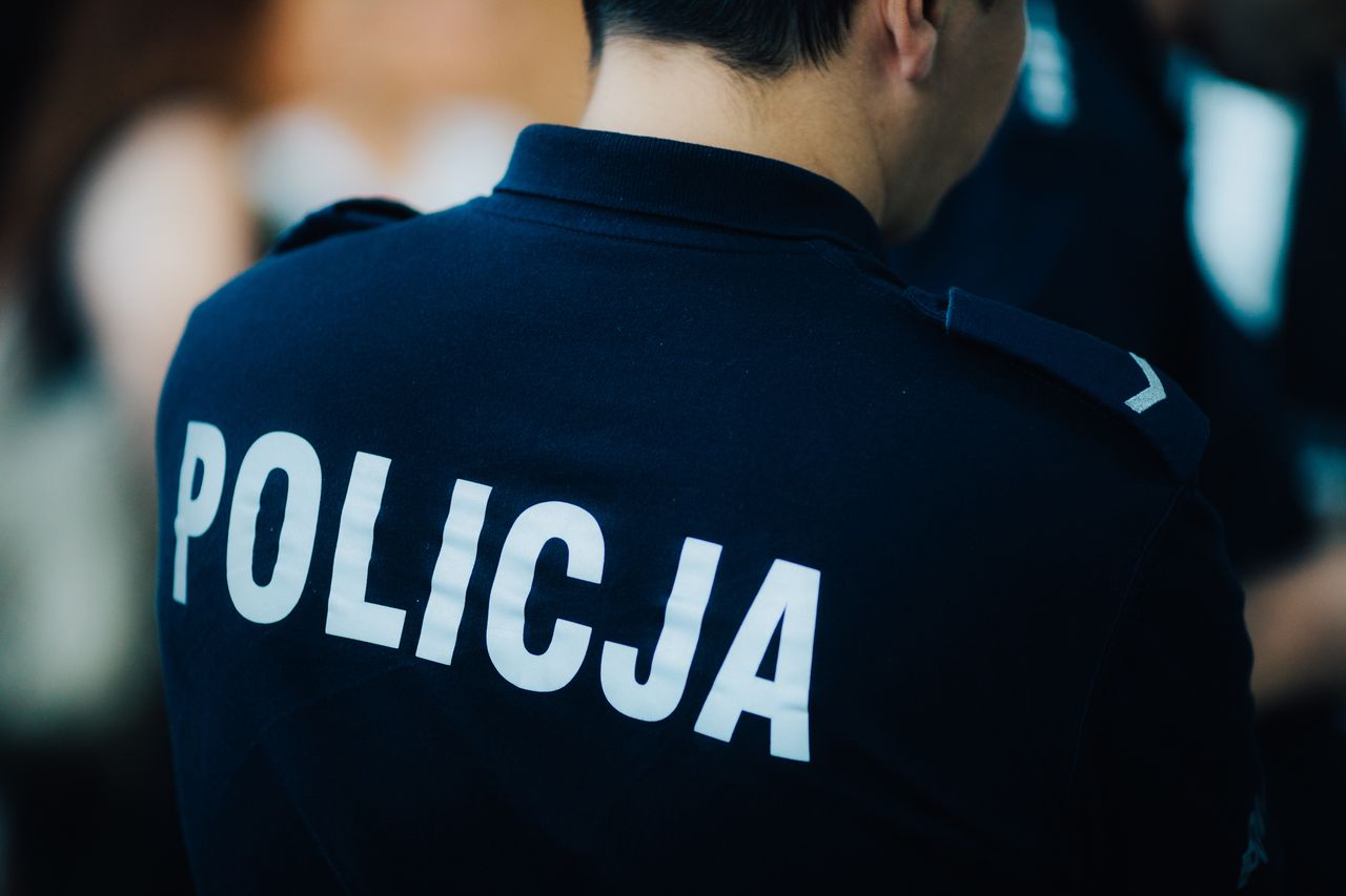 Byli zamaskowani, ale ofiara rozpoznała. Policjanci z zarzutami