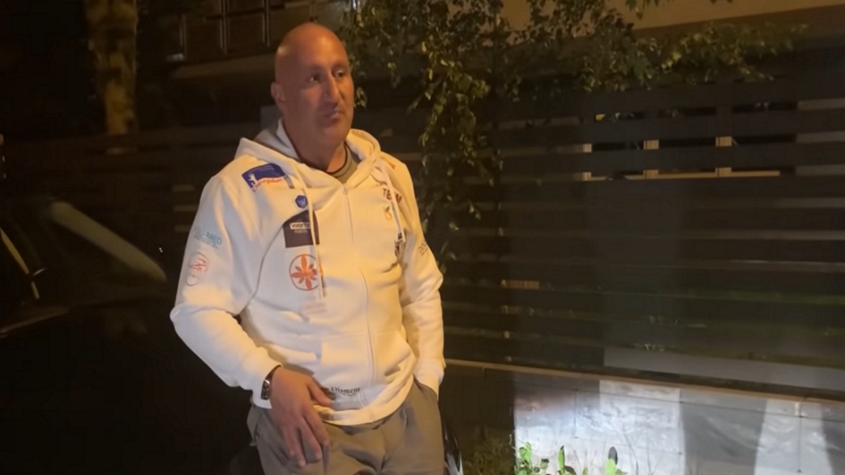 Marcin Najman trzymał w ręku broń.