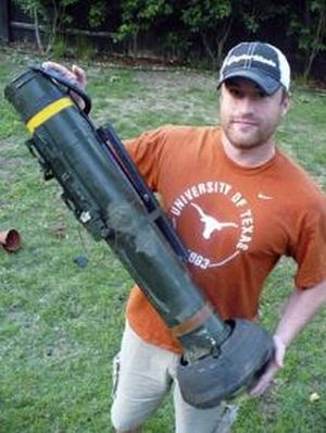 Mężczyzna znalazł w ogródku wyrzutnię rakiet, wojsko nie chciało jej z powrotem (wideo)