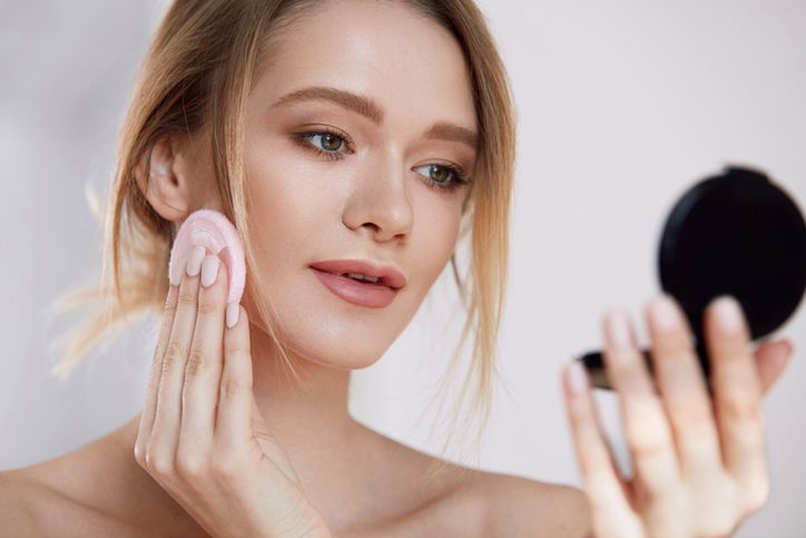 Puder transparentny i jego rodzaje. Jaki wybrać oraz jak go używać?