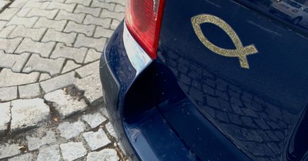 Ryba na samochodzie. Wiadomo, kto nakleja taki symbol