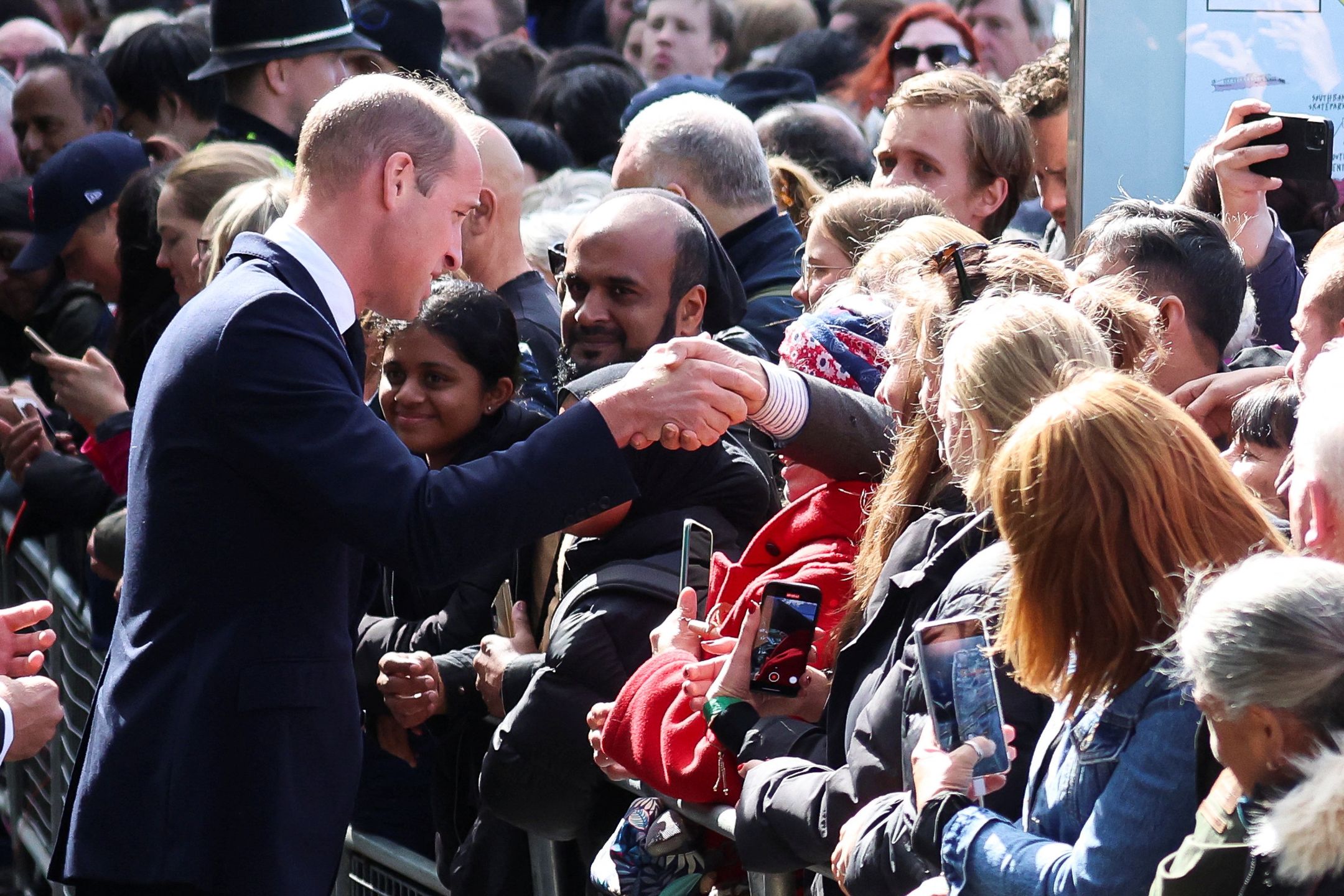 król Karol i książę William wspierają poddanych