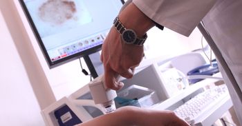 „Największym błędem jest poleganie tylko na kremach z filtrem”. Co naprawdę chroni przed czerniakiem?