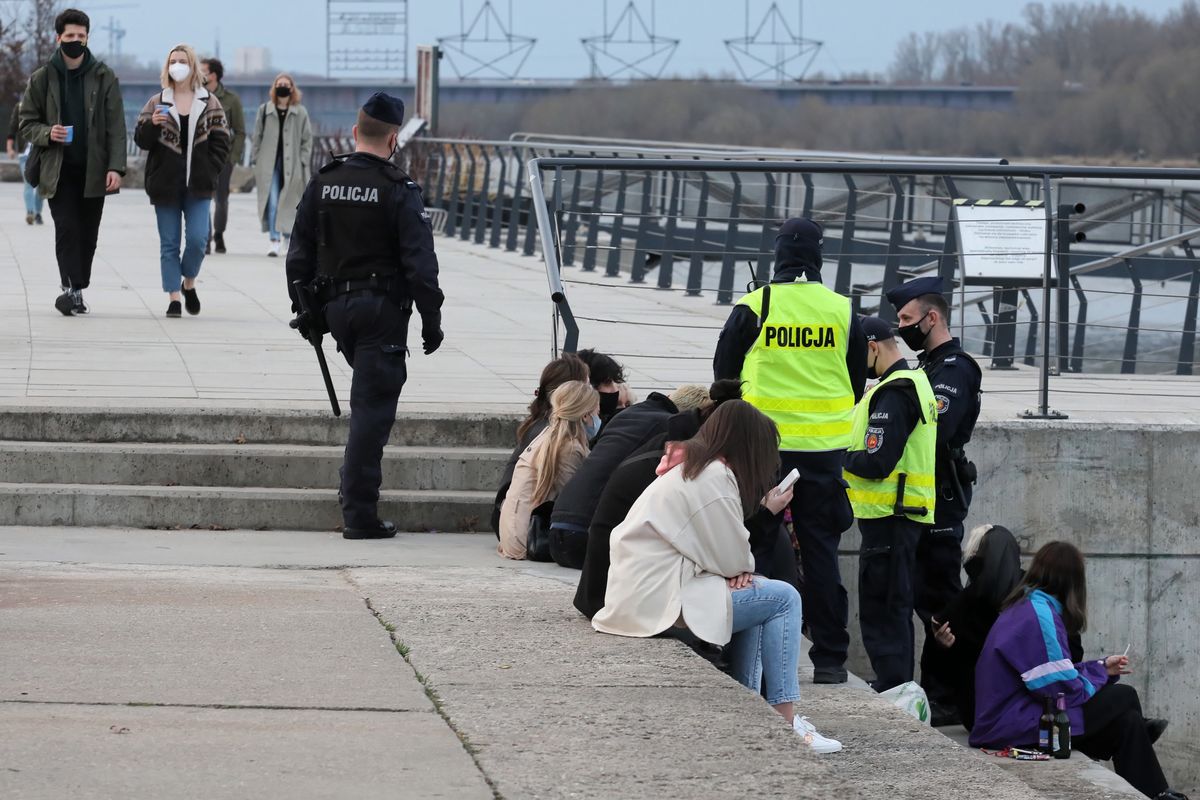 Warszawa, Na bulwarach wiślanych w ostatnich dniach było wielu młodych warszawiaków. Pojawiło się tam również wiele policyjnych patroli. Sprawca piątkowego ataku z użyciem ostrego narzędzia szybko został zatrzymany PAP/Paweł Supernak