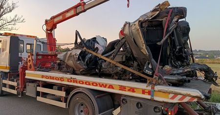 Bmw w strzępach. 19-latka leżała obok wraku. Nie żyje