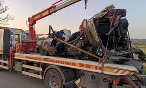 Bmw w strzępach. 19-latka leżała obok wraku. Nie żyje