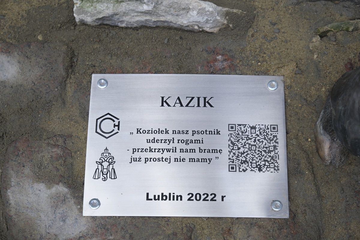 Koziołek Kazik przy Bramie Krakowskiej