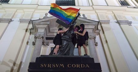 Warszawa. Jezus Chrystus z tęczową flagą. Minister zawiadomił prokuraturę