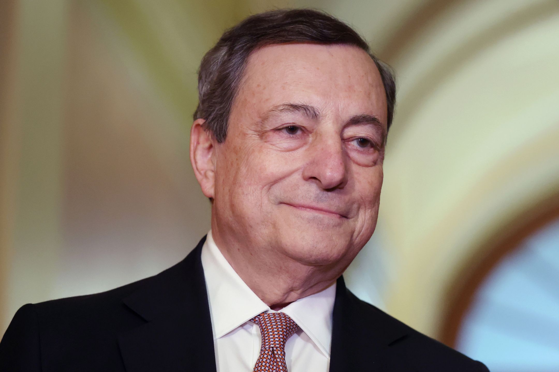 Prime Minister of Italy Mario Draghi and US Speaker of the House Nancy Pelosi (not pictured) speak to members of the news media before their meeting in the US Capitol in Washington, DC, USA, 11 May 2022. Italian Prime Minister Draghi and Speaker Pelosi discussed the situation of the Russian invasion of Ukraine. EPA/MICHAEL REYNOLDS Dostawca: PAP/EPA.