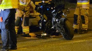 Zderzenie samochodu z motocyklem na Mickiewicza. 19-latek trafił do szpitala
