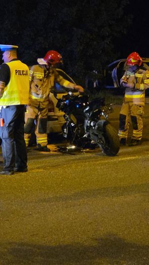 Zderzenie samochodu z motocyklem na Mickiewicza. 19-latek trafił do szpitala