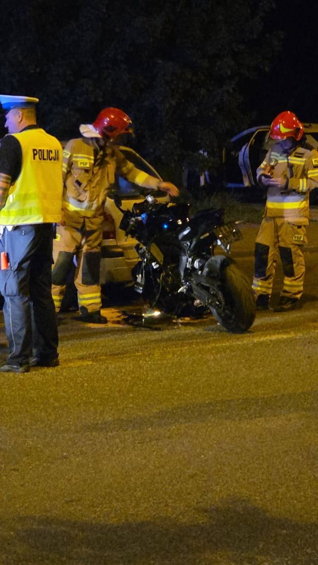 Zderzenie samochodu z motocyklem na Mickiewicza. 19-latek trafił do szpitala