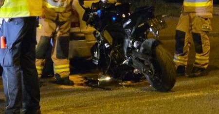 Zderzenie samochodu z motocyklem na Mickiewicza. 19-latek trafił do szpitala