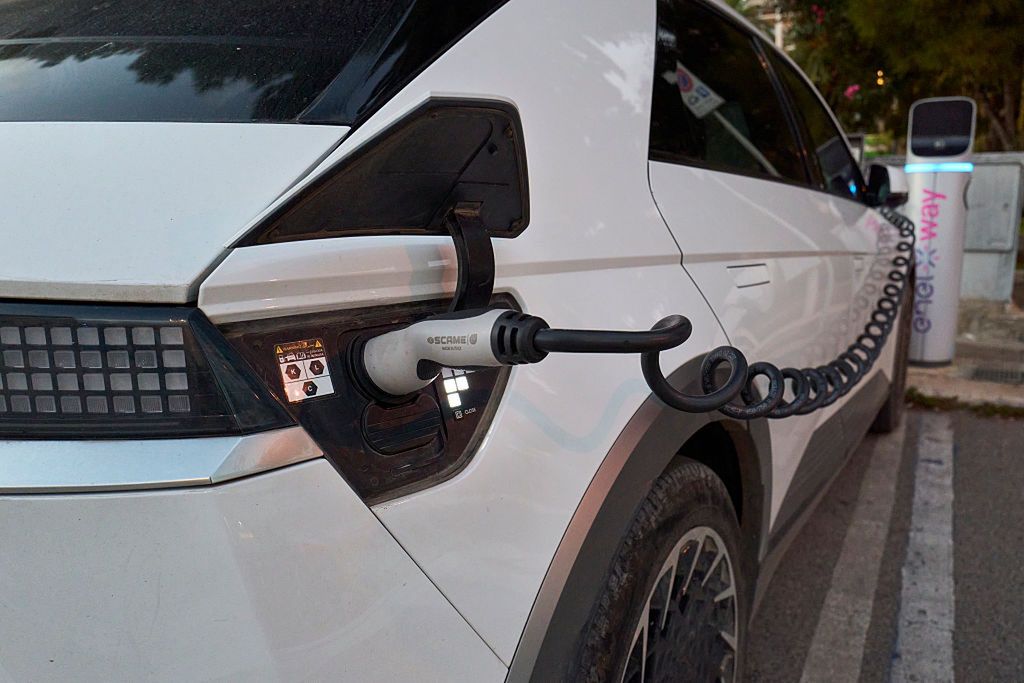 Zakaz kupowania aut spalinowych od 2030 roku dla firm. Branża ostrzega