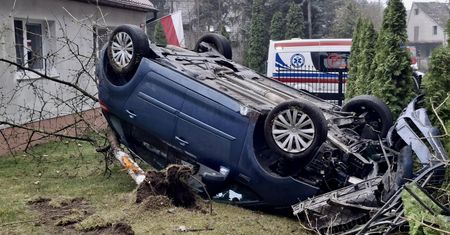 Dachowanie na podwójnym gazie. 57-latek "zaparkował" w ogródku