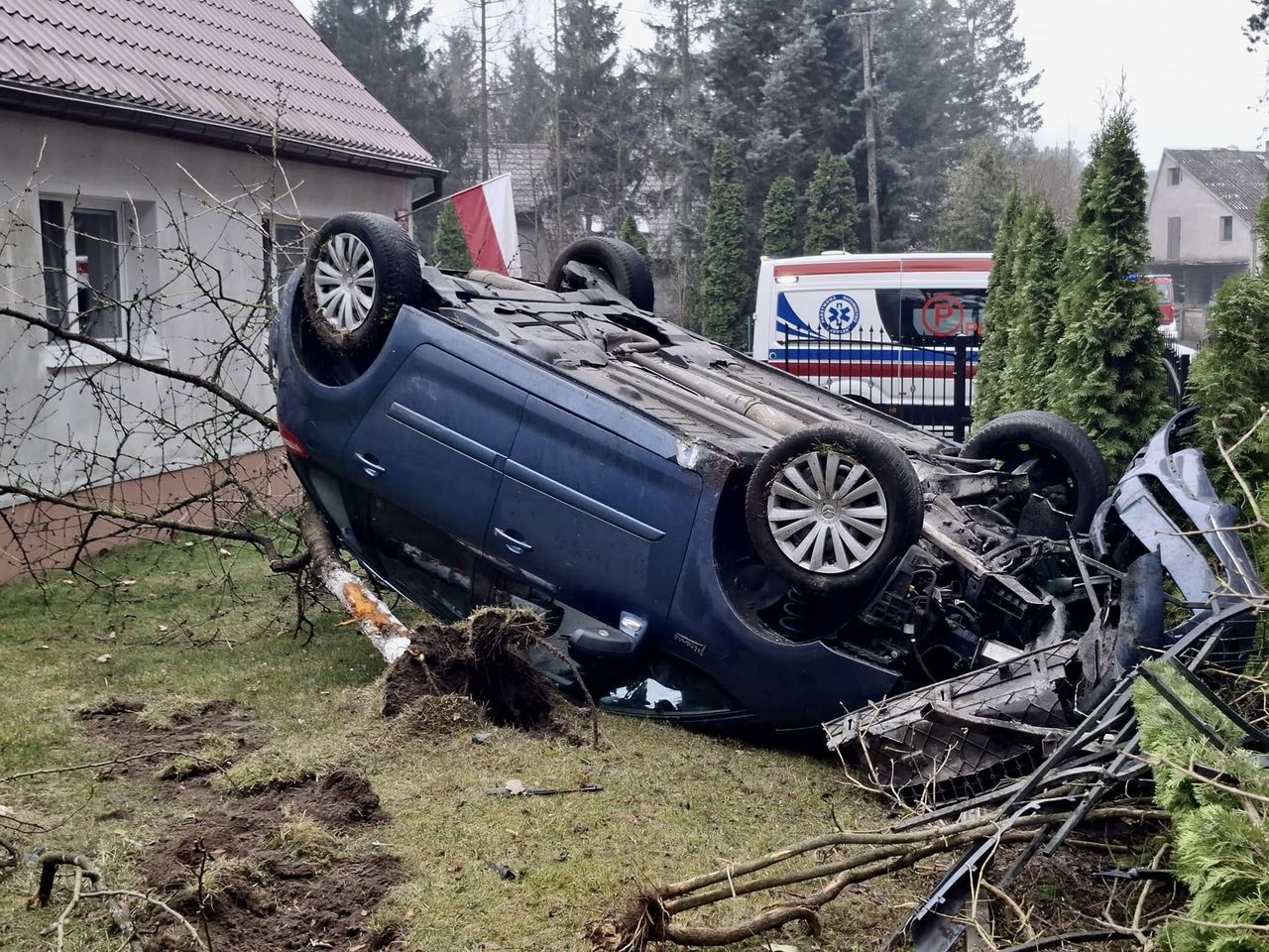 Dachowanie na podwójnym gazie. 57-latek "zaparkował" w ogródku