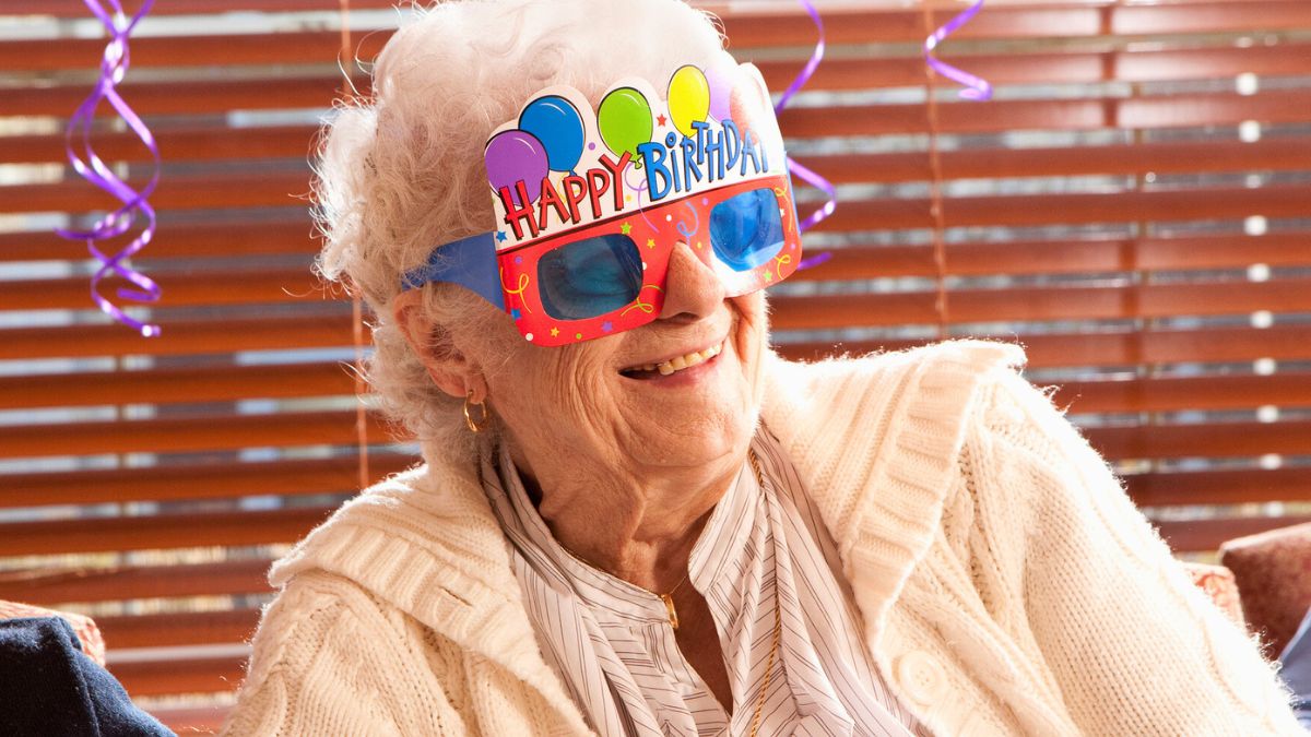 Seniorka świętuje urodziny