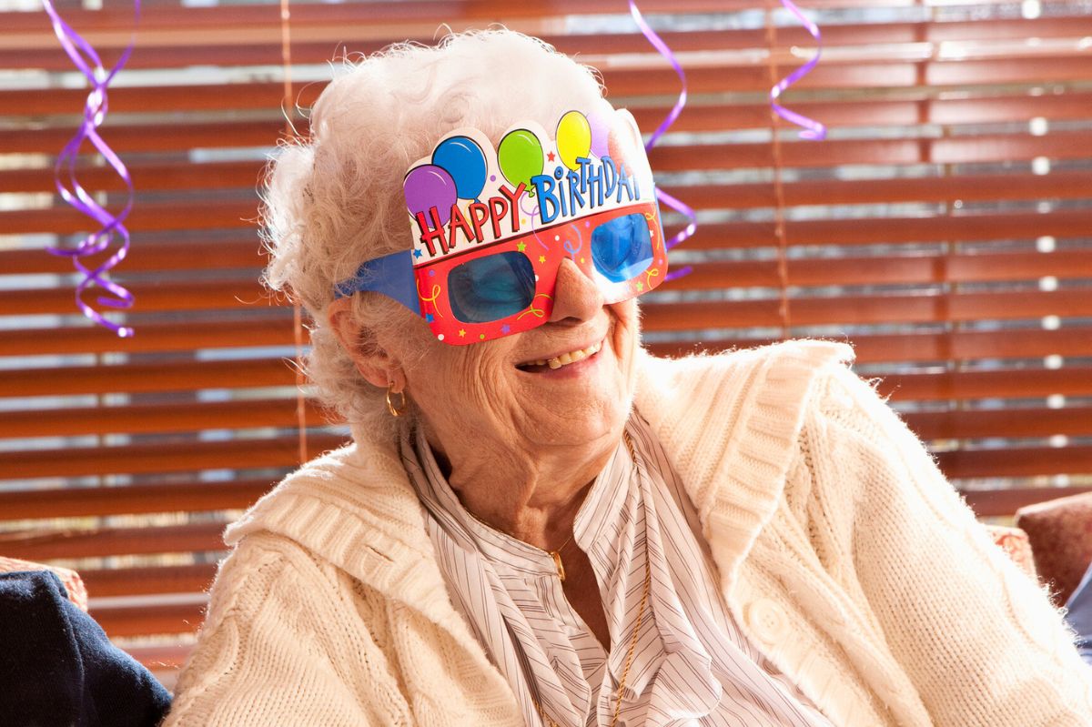 Seniorka świętuje urodziny