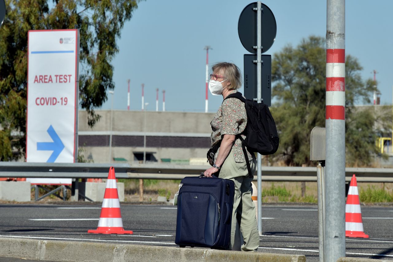 Koronawirus w Polsce. Test po przylocie zwalnia z kwarantanny