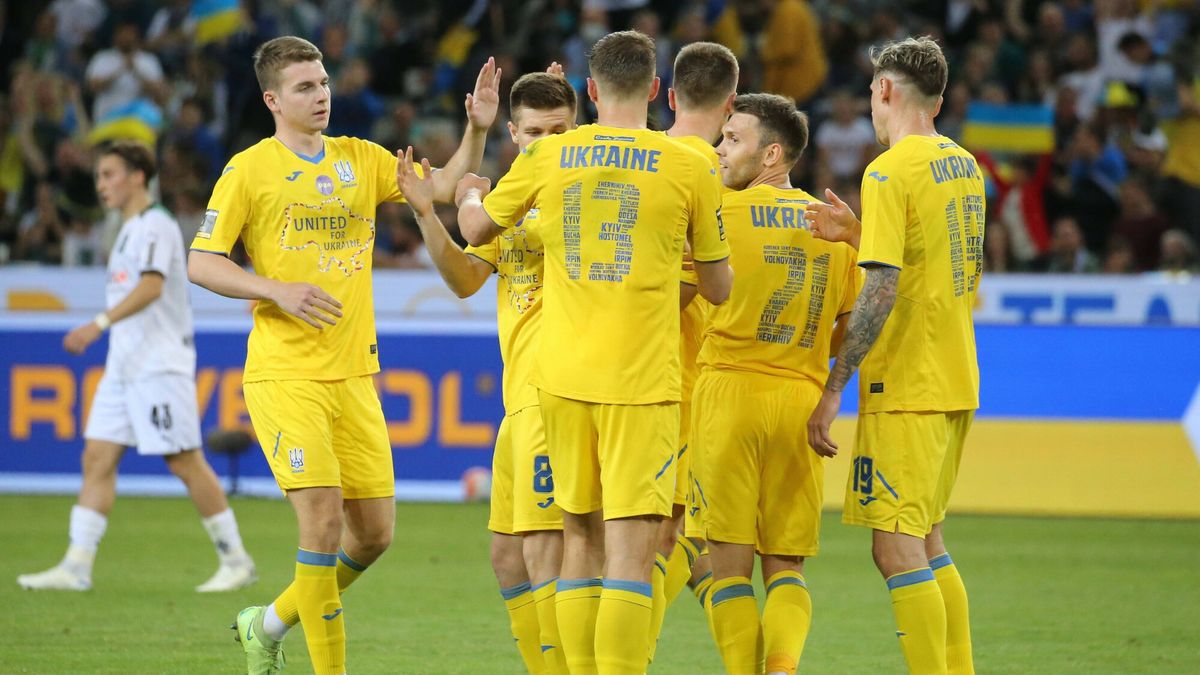 TemporaryMoenchengladbach, Deutschland 11. Mai 2022: Freundschaftsspiel - 2021/2022 - Bor. Moenchengladbach vs. Ukraine 2. v.li. Oleksandr Pikhalonok Ukraine jubelt nach seinem Tor zum 1:2 mit seinen Mannschaftskollegen, Borussia Park Nordrhein Westfalen *** Moenchengladbach, Germany 11 May 2022 friendly 2021 2022 Bor Moenchengladbach vs Ukraine 2 v li Oleksandr Pikhalonok Ukraine cheers with his teammates after his goal to 1 2, Borussia Park Nordrhein Westfalen Copyright: xFotostandx/xvanxderxVeldenxIMAGO/Fotostand / van der Velden