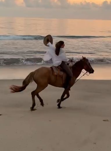 Julia Wieniawa w bikini na koniu