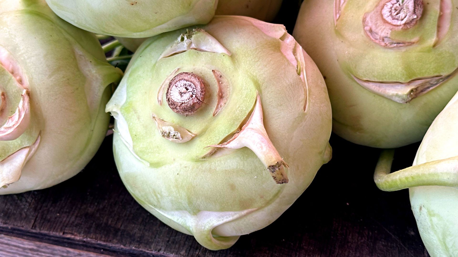 Kalarepa to lekkie, chrupiące i niedoceniane warzywo, które świetnie sprawdza się w codziennej diecie.