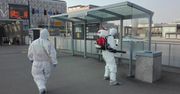 Koronawirus - Poznań. Służby w skafandrach na ulicach. Ponowna dezynfekcja