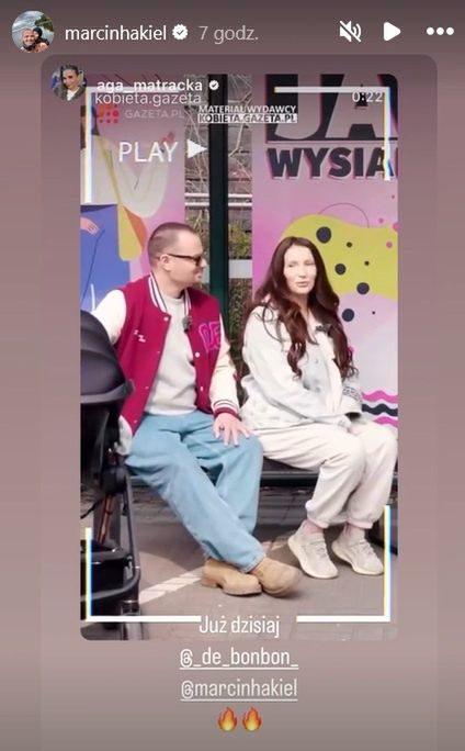 Marcin Hakiel na przystanku z Dominiką Serowską