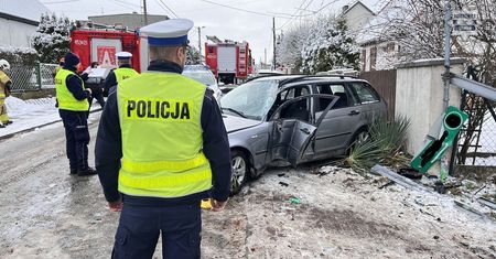 Poważny wypadek. BMW, którym jechała matka z córką, wbiło się w ogrodzenie