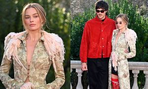 Margot Robbie w czerwonych pończochach zachwyca na kolejnej sesji zdjęciowej promującej "Wichrowe Wzgórza" (ZDJĘCIA)