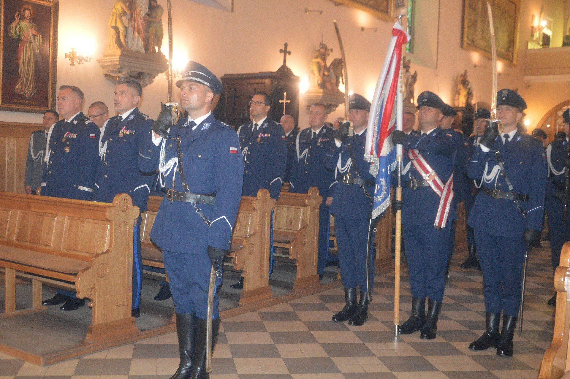 Wojewódzkie Święto Policji w Końskich. Uroczystość rozpoczęła msza święta w kolegiacie św. Mikołaja